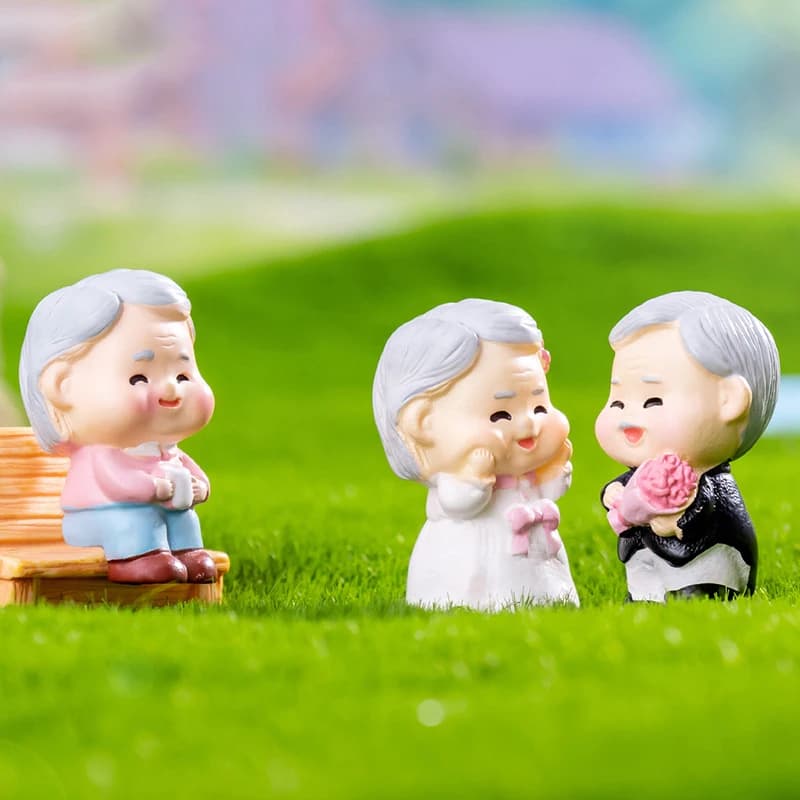 1Pcs Mini Proposal Grandpa Grandma Figurines Landscape Decoration Car Dashboard Home Ornaments Gift